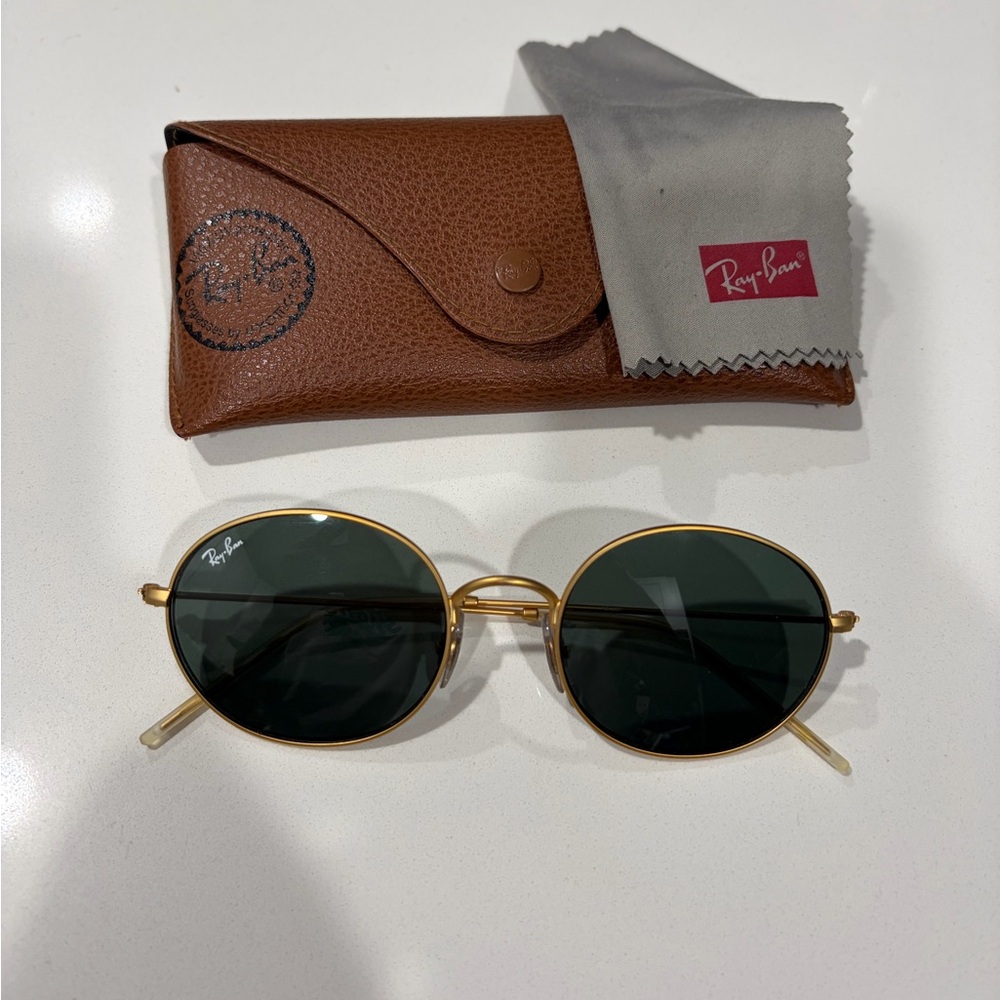 RayBan round lens gold rimmed lightweight sunglasses.